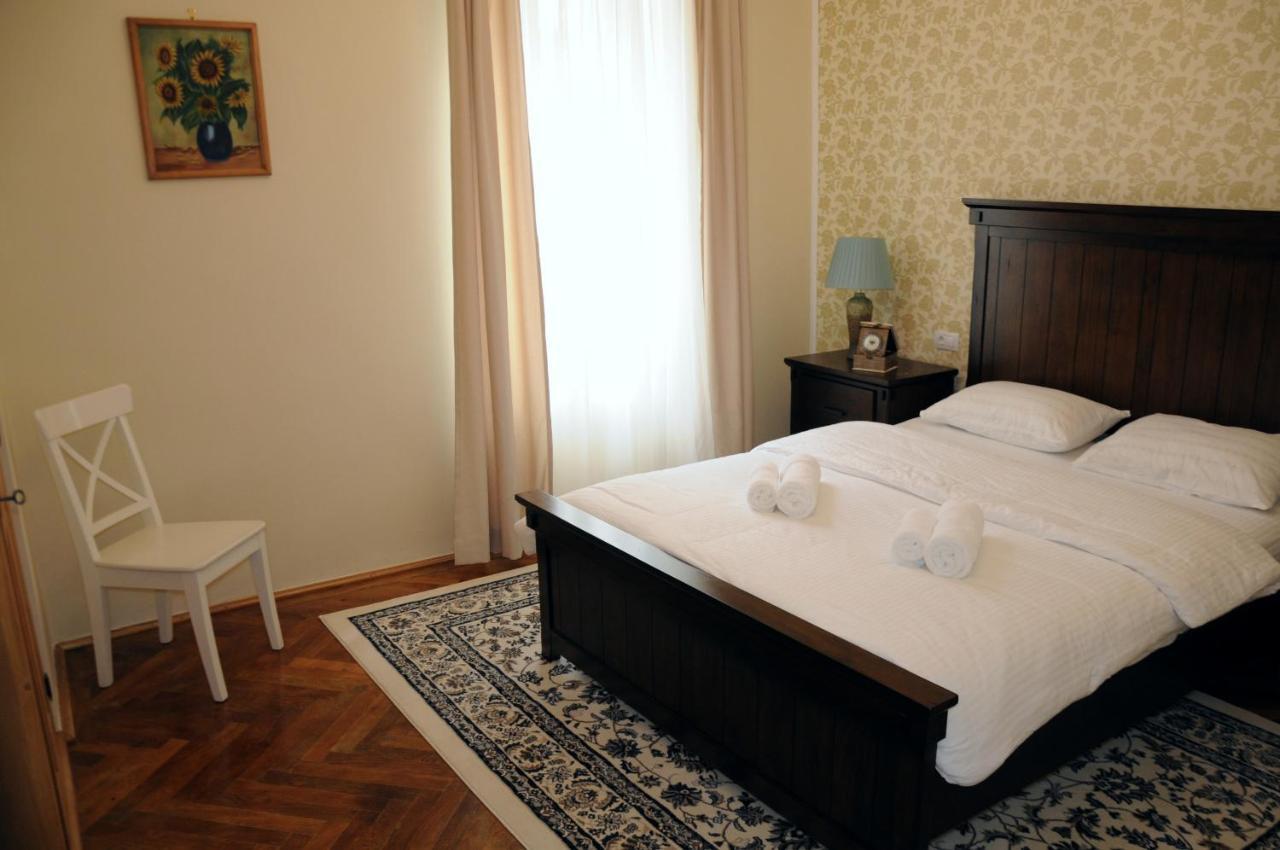 Black Gate - 2 Bedroom Apartment In The Heart Of Old Town With Free Private Secured Parking Braşov Esterno foto