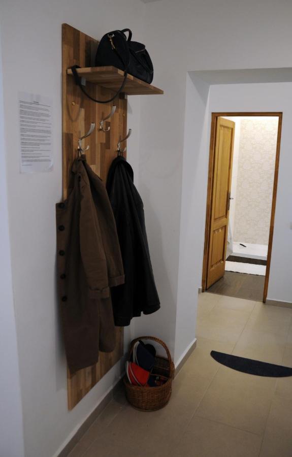 Black Gate - 2 Bedroom Apartment In The Heart Of Old Town With Free Private Secured Parking Braşov Esterno foto