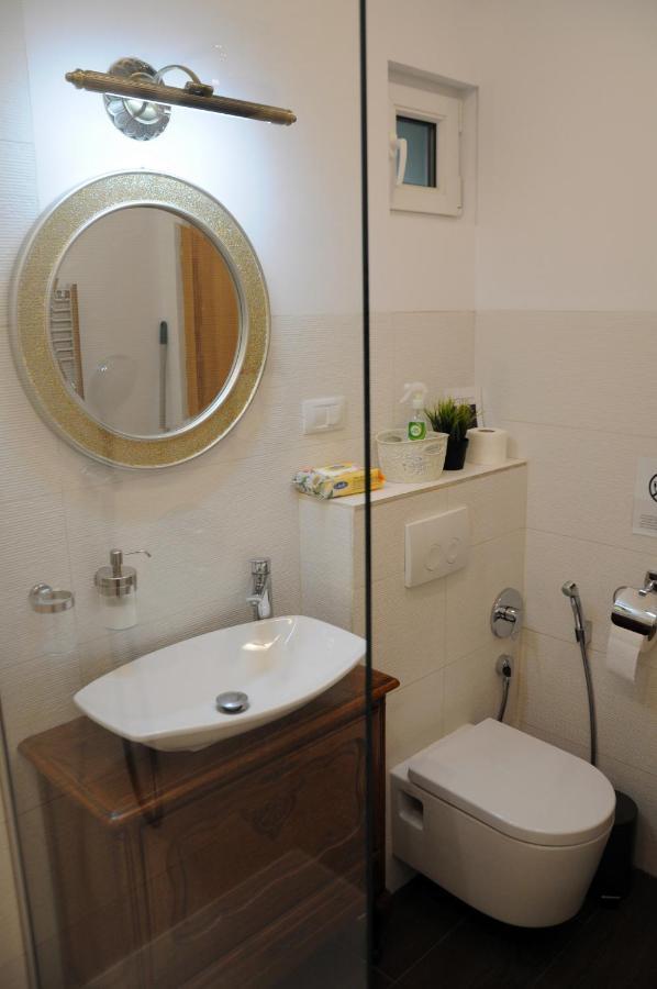 Black Gate - 2 Bedroom Apartment In The Heart Of Old Town With Free Private Secured Parking Braşov Esterno foto